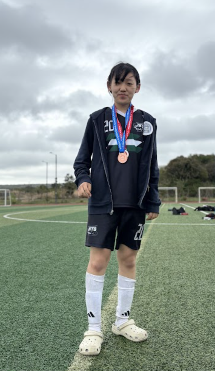 With boundless energy, freshman Mary Cho (20) takes a moment to show off her All-Star Tournament award. The honor recognizes her consistent plays that stood out throughout the weekend. 